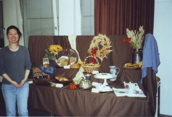 Yuko vor Schaufenster